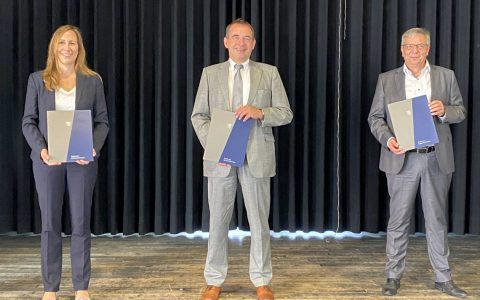 13,3 Millionen Euro für die Digitalisierung der Wiesbadener Schulen: Astrid Wallmann, Mitglied des Hessischen Landtags, Prof. Dr. R. Alexander Lorz, Hessischer Kultusminister, Gert-Uwe Mende, Oberbürgermeister der Stadt Wiesbaden