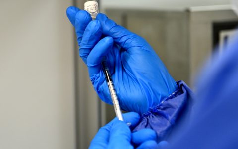 Impfangebot: Langsam wird der Corona-Impfstoff auf Temperaturen um den Gefrierpunkt aufgetaut und im Impfzentrum durch geschlutes Personal für die Impfung vorbereitet. Einmal aufgezogem sollte er innerhalb von 60 Minuten verimpft werden. Priorisierung fällt weg.