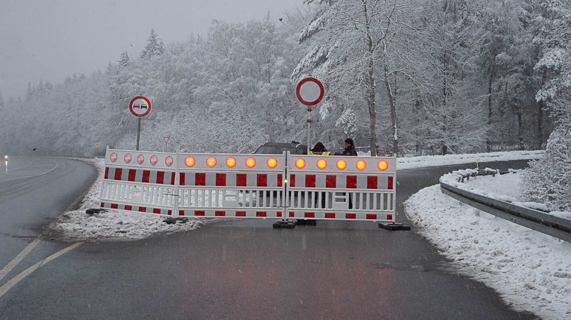 Jagdschloss Platte: Die Stadtpolizei hat die Zufahrt gesperrt Foto: Volker Watschounek