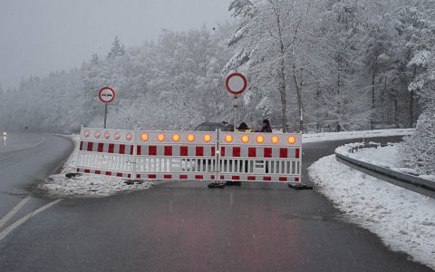 Jagdschloss Platte: Die Stadtpolizei hat die Zufahrt gesperrt Foto: Volker Watschounek