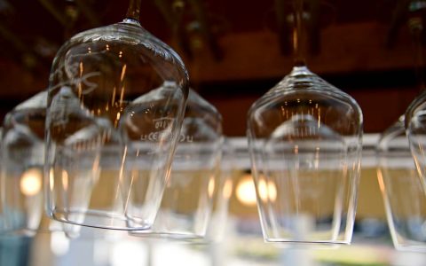 Weinstand, Weinstände, Weingläser am Weinprobierstand