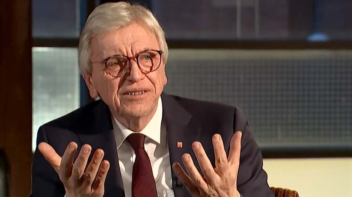 Ministerpraesident Volker Bouffier, mit Stufenplan zurück, Schule