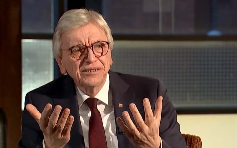 Ministerpraesident Volker Bouffier, mit Stufenplan zurück, Schule