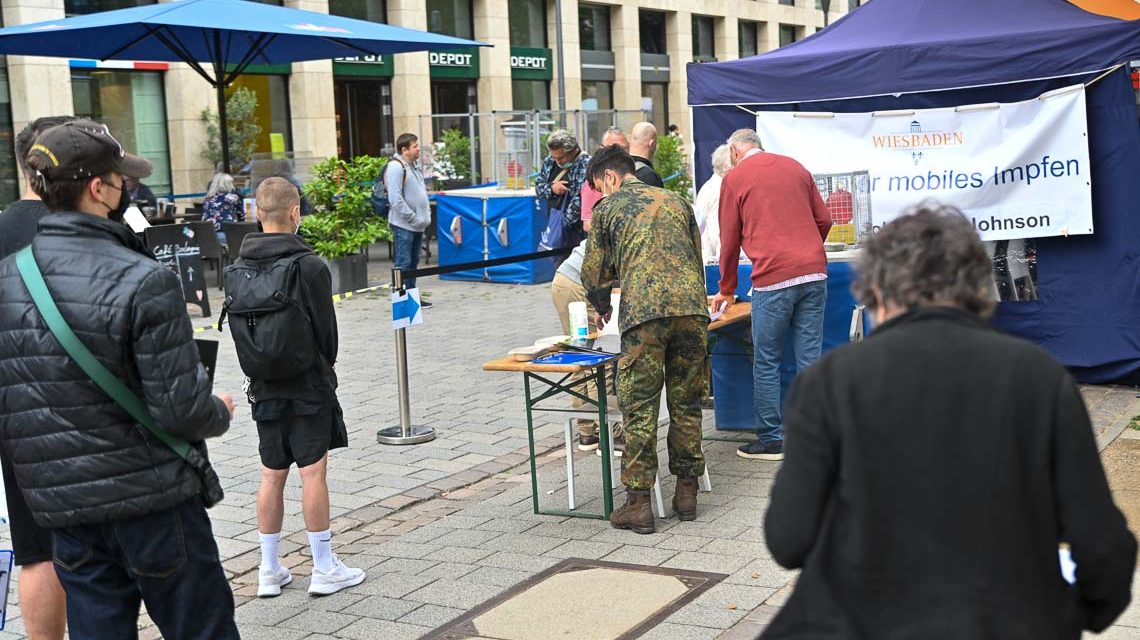Während der Wochenmarkt lief hat gegenüber des Cafés Le Maisson du Pain eine Sonderimpfaktion der LH Wiesbaden stattgefunden.