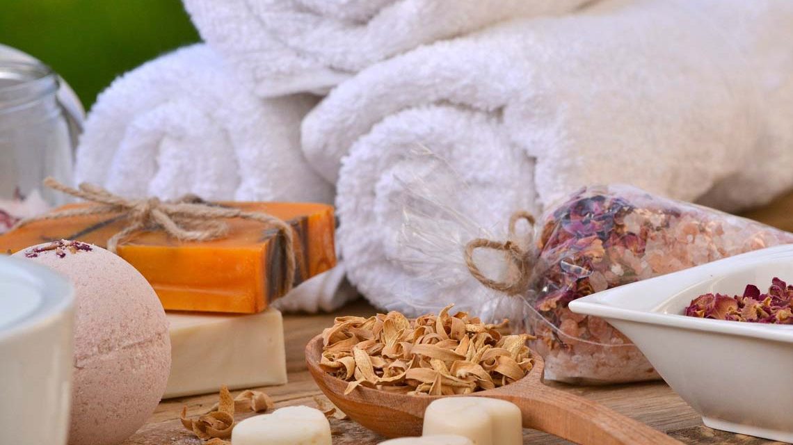 Kosmetikartikel und Handtuch für Wellness