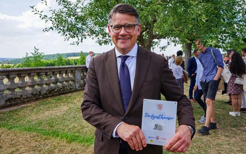 Boris Rhein zeichnet Dorfgasthäuser aus