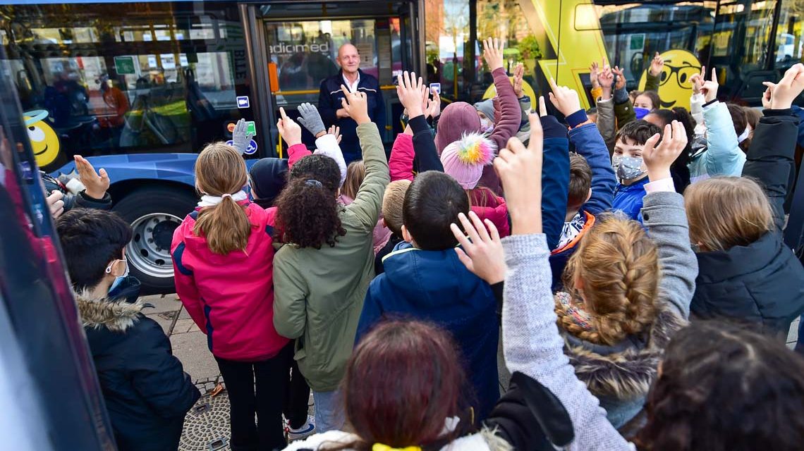 Busschule – Die Fünftklässler der Elly-Heuss-Schule trainieren Bus fahren.