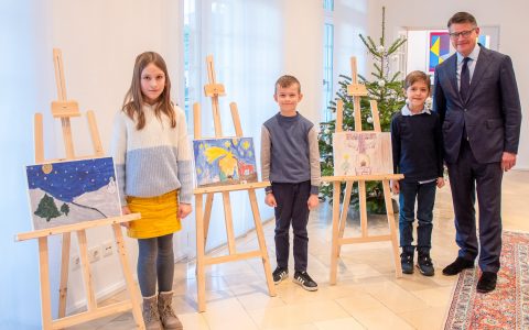 Die Gewinner des Malwettbewerbs in der Villa von Schertel, Amelie, Richar, Jakob und MP Boris Rhein.