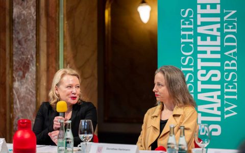 Pressekonferenz im Foyer des hessischen Staatstheaters, im Bild Beate Heine und Dorothea Hartmann