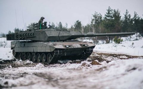 Leopard Panzer im Winter bi einer Übung