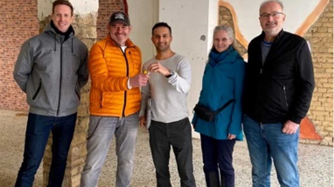 Ideen für Biebrich bekommt die Schüssel für den neuen PopUp-Store: .l.n.r. Dennis Rischer, Frank Döcke, Ehsan Partaw, Tanja Ickes, Claus Alfmeier