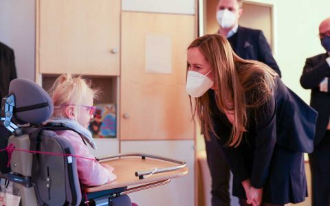andtagspräsidentin Astrid Wallmann besucht Kinderhospiz Bärenherz in Wiesbaden.