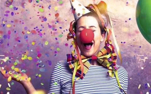 Clown freut sich und feiert. Das gilt auf beim Busfahren nach erweitertem Fahrplan.