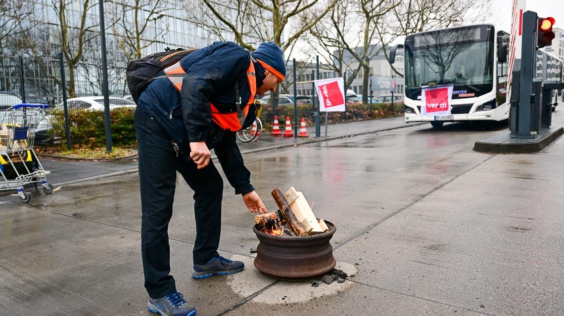 Warnstreik: Das Streikfeuer lodert vor dem Betriebshof von ESWE verkehr
