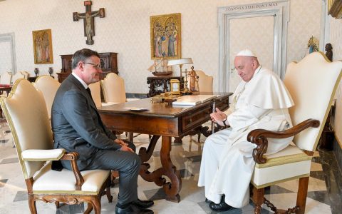 Boris Rhein und Papst Franziskus im Zimmer des Papstes
