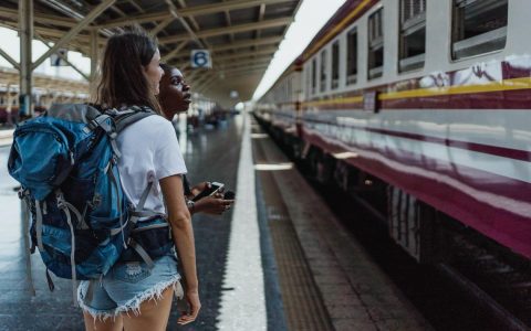 Zwei Jugendliche am Bahnhof