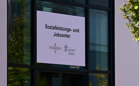 Schild am Kommunales Jobcenter Wiesbaden, Sozialleistungsstellen