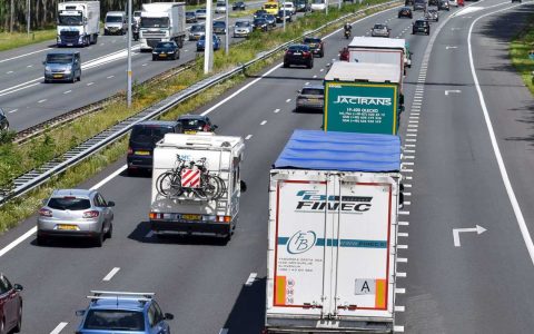Symbolbild: Autobahn mit Scherlastverkehr / Deckenerneuerung