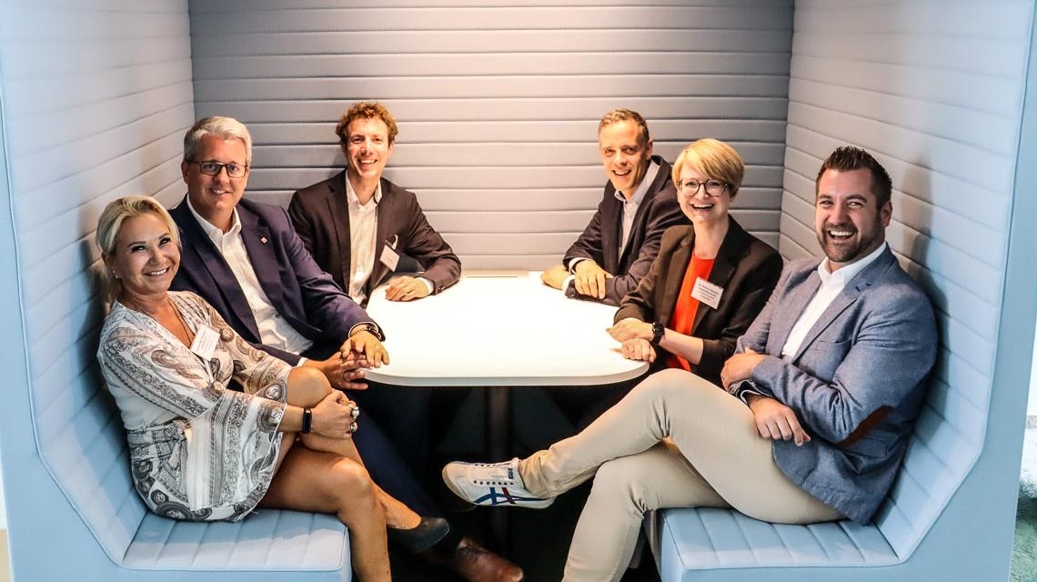 Austausch nach dem Blick auf die Sozialplattform: (von links nach rechts) Ariane Würzberger, Leiterin Sozialleistungs- und Jobcenter; Patrick Burghardt, CIO Land Hessen; David Wilskamp, Referatsleiter Digitalisierung MAGS NRW; Dr. Markus Richter, CIO Bund; Dr. Patricia Becher, Sozialdezernentin Wiesbaden; Dr. Fedor Ruhose, CIO Land Rheinland-Pfalz