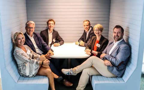 Austausch nach dem Blick auf die Sozialplattform: (von links nach rechts) Ariane Würzberger, Leiterin Sozialleistungs- und Jobcenter; Patrick Burghardt, CIO Land Hessen; David Wilskamp, Referatsleiter Digitalisierung MAGS NRW; Dr. Markus Richter, CIO Bund; Dr. Patricia Becher, Sozialdezernentin Wiesbaden; Dr. Fedor Ruhose, CIO Land Rheinland-Pfalz