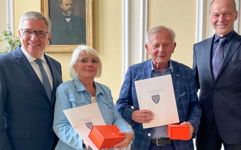 Würdigung für Gaby Wolf und Rainer Schuster, im Bild zusammenfit OB Gert-Uwe Mende und Stadtverordnetenvorsteher Dr. Gerhard Obermayr