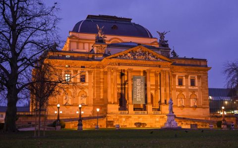 Das Hessische Staatstheater Wiesbaden kurz nach der blauen Stunde.