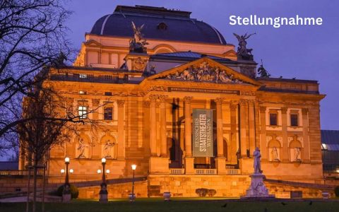 Das Hessische Staatstheater Wiesbaden kurz nach der blauen Stunde.