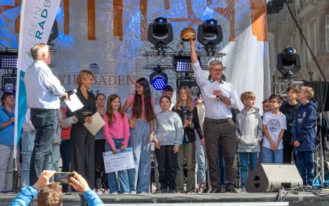 Andreas Kowol auf der Bühne bei der Siegerehrung der Gewinner beim Stadtradeln 2023.
