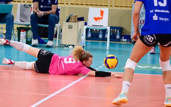 Rene Sain in der Feldabwehr hält den Ball im Spiel.