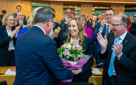 Astrid Wallmann zur Präsidentin des Hessischen Landtages wiedergewählt: MP Boris Rhein überreicht ihr einen Blumenstrauß