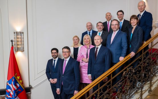 Ministerpräsident Boris Rhein mit den zuständigen neu bestimmten Ministern