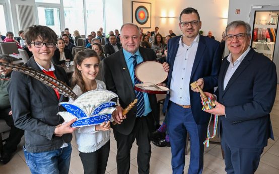 Heringsessen beschließt Fastnachtskampagne. Im Bild die bürgerlichen Bastian und Mara, Andreas Taschler, Simon Rottloff und Oberbürgermeister Gert-Uwe Mende