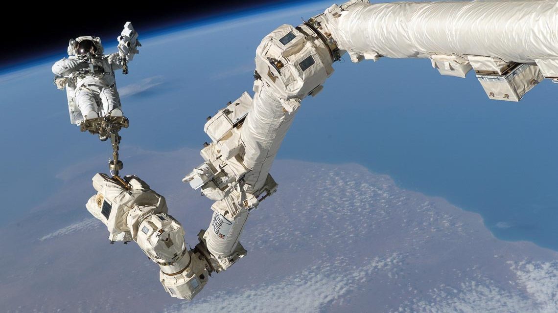Astronaut arbeitet im Weltall. Schnell ist da was verloren.