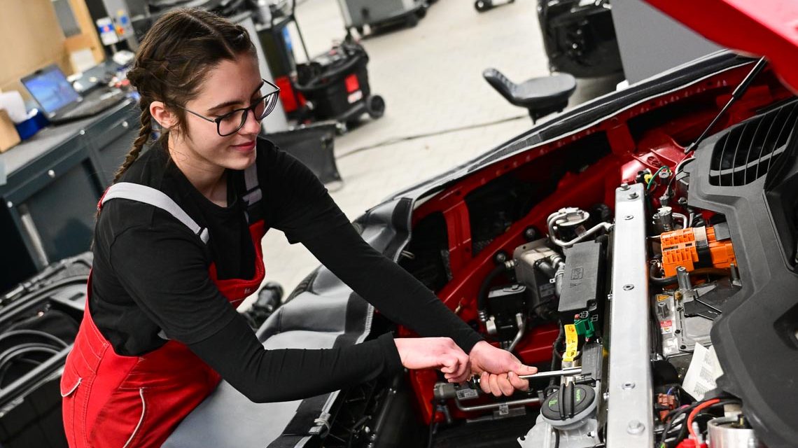 Maya Isabell Lemberg macht eine Ausbildung zur KFZ-Mechatronikerin. Berufsorientierung