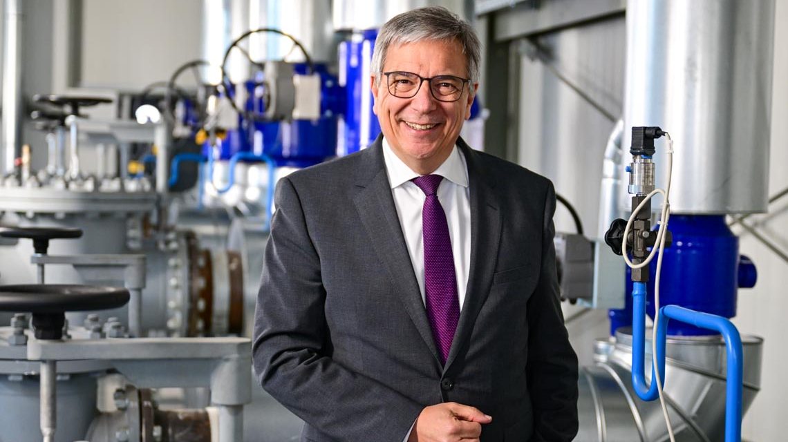 Oberbürgermeister Gert-Uwe Mende in der neuen Fernwärme-Pumpstation von ESWE-Versorgung