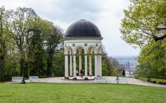 Blick von der Erlebnismulde auf den Monopterus und runter in die Stadt.