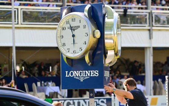 Zeitverschiebung einmal anders. Die Longines Uhr wird auf Seite geschoben.