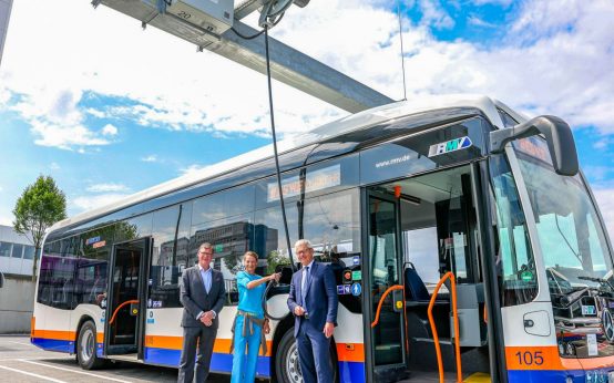 Foto – Till Oberwörder, CEO Daimler Buses, Marion Hebding, Geschäftsführerin ESWE Verkehr und Andreas Kowol, Verkehrsdezernent der Landeshauptstadt Wiesbaden