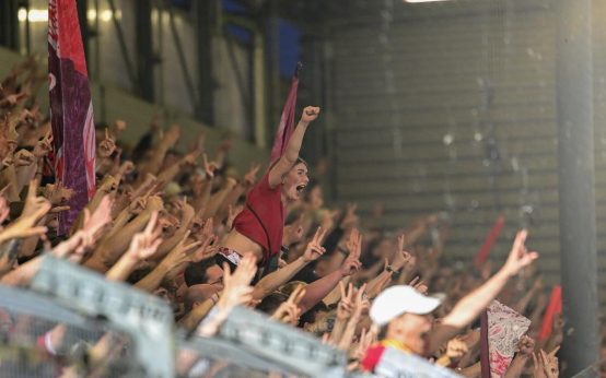 Der 12. Mann. Die Fans des SVWW stehen hinter der Mannschaft und feuert sie an.