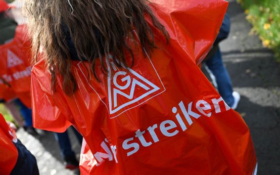 IG Metall streikt und ruft zum Arbeitskampf auf. Auf der Theodor-Heuss-Brücke