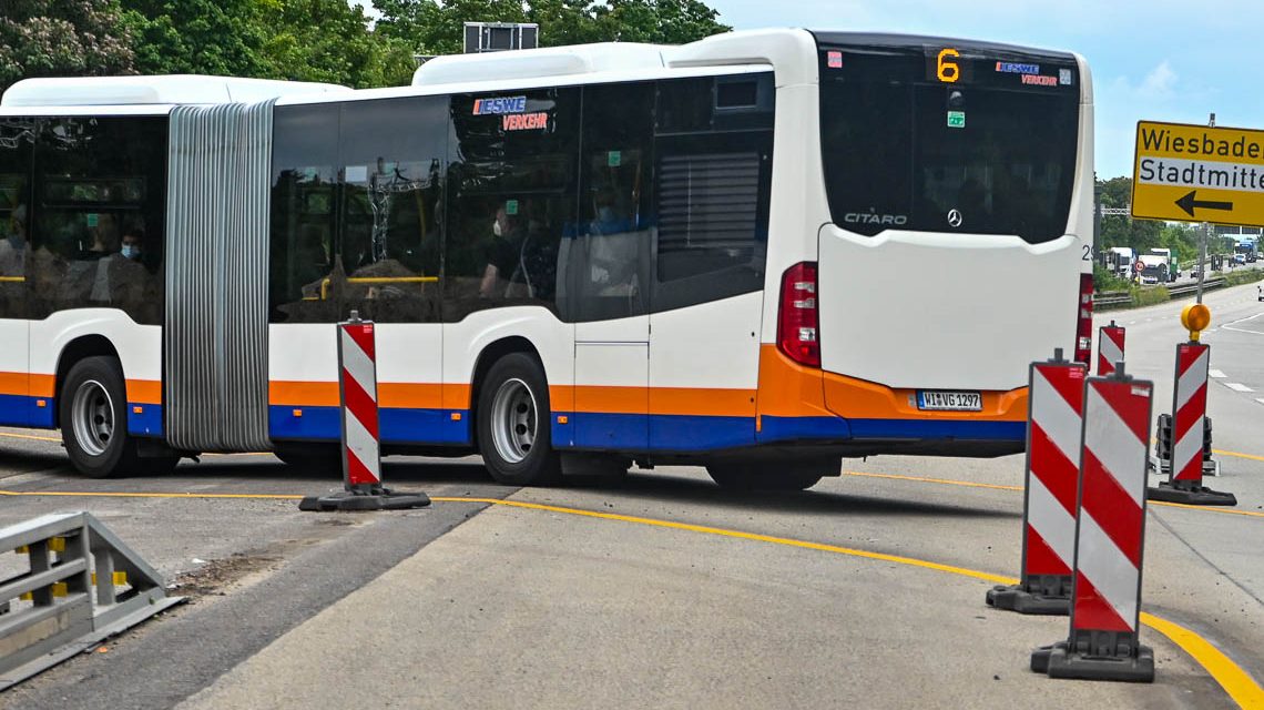 Bus auf Autobahn, nicht am Schiersteiner Kreuz. Symbolfoto