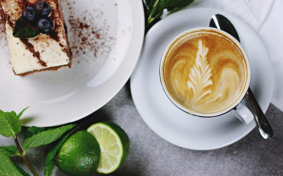 Kaffee und Kuchen im Kulturforum. Musik als Begleitung.