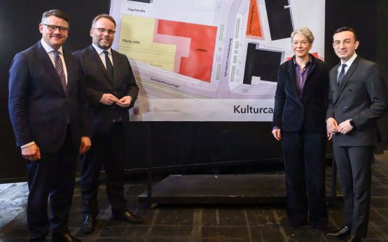 (v.l.n.r.): Ministerpräsident Boris Rhein, Wissenschaftsminister Timon Gremmels, Kulturdezernentin Dr. Ina Hartwig und Frankfurts Oberbürgermeister Mike Josef stellen Pläne für neuen Kulturcampus vor.