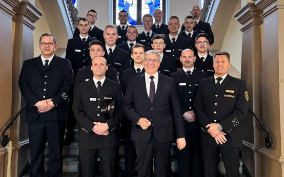 Vereidigung: Wiesbadens Feuerwehr wächst: 16 neue Kräfte haben am 23. April im Rathaus ihren Diensteid geleistet. Oberbürgermeister Mende vereidigt die Brandmeister