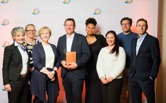 Strahlend und stolz: WiesPaten-Schirmherr Jörg Brömer empfängt den Deutschen Preis für Unternehmensengagement 2025 in Berlin – eine starke Würdigung für Wiesbadens Mentorennetzwerk.