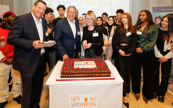 Starkes Netzwerk, starke Wirkung: Gäste aus Wirtschaft, Politik und Bildung feiern 15 Jahre WiesPaten in der IHK Wiesbaden – mit Jugendlichen, Paten und viel gemeinsamer Geschichte. ©2026 LH Wiesbaden