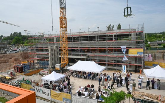 Der Rohbau steht: Der neue Sitz des Ordnungsamts an der Stielstraße nimmt Gestalt an – Einzug 2026 geplant.