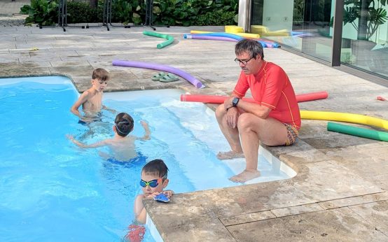 Im Ideengarten von Gramenz wird aus Spiel plötzlich Ernst: Kinder lernen schwimmen – kostenlos, professionell und mit viel Spaß.