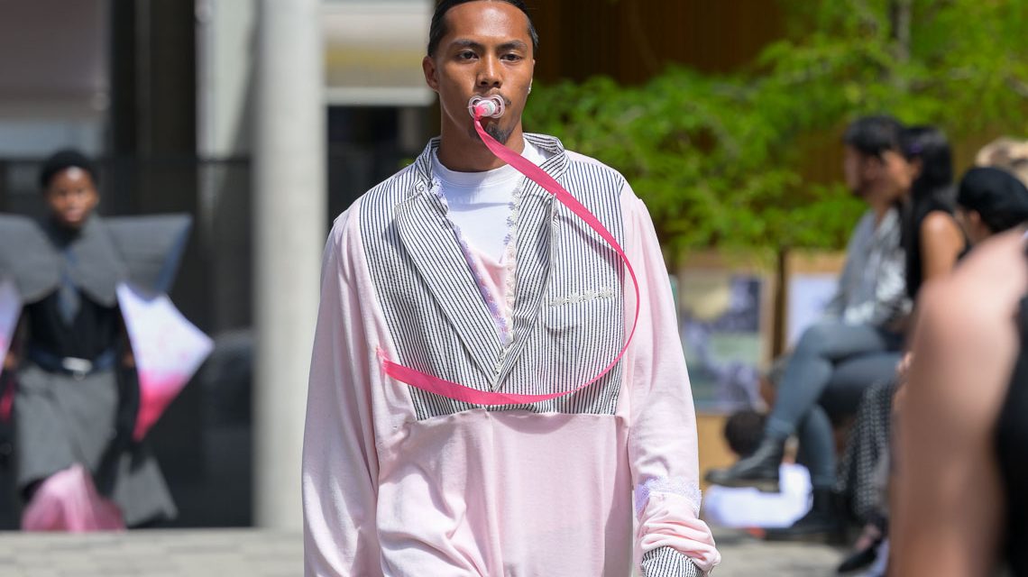 Laufsteg unter freiem Himmel: Mit Beats, Blazern und Bondage-Vibes präsentierten die Designstudierenden ihre Sommerkollektion im Hof der Hochschule Fresenius Wiesbaden.