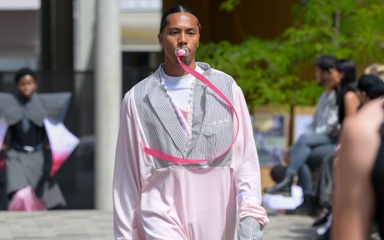 Laufsteg unter freiem Himmel: Mit Beats, Blazern und Bondage-Vibes präsentierten die Designstudierenden ihre Sommerkollektion im Hof der Hochschule Fresenius Wiesbaden.